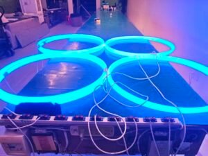 Тестирование светодиодной RGB-подсветки с углом обзора 360 градусов в заводской конфигурации для индивидуальной подсветки элементов интерьера.