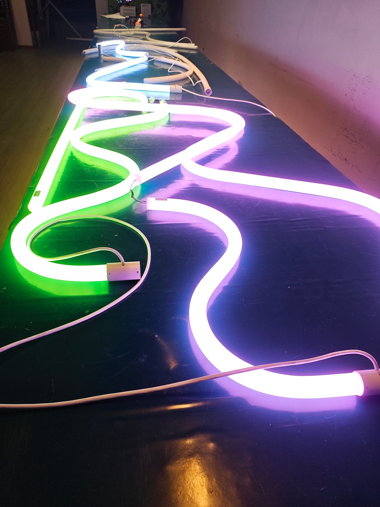 Тестирование настройки цвета светодиодной RGB-трубки для проекта кругового освещения на 360 градусов.