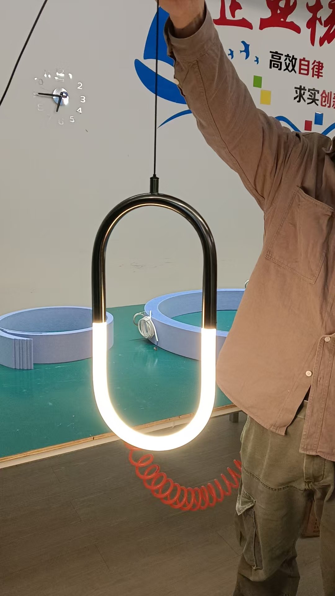 Suspension tubulaire LED en forme de U à 360° illuminée, conçue pour un concept d'éclairage personnalisé.